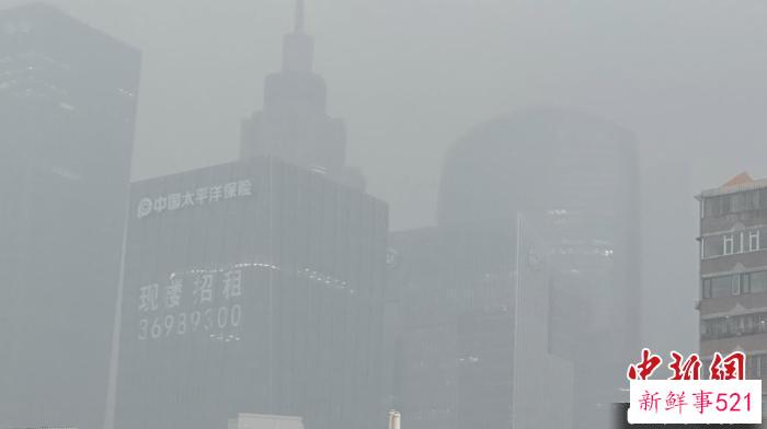 广州珠江新城遭遇强降雨 王坚 摄