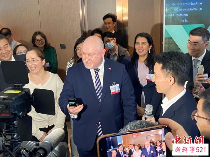 参访团团员试用智能语音产品。　魏华都 摄