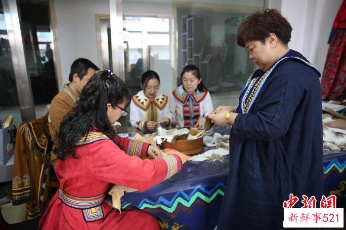 图为德克丽教授鄂温克青年学习手工艺品制作技艺 根河市委宣传部供图