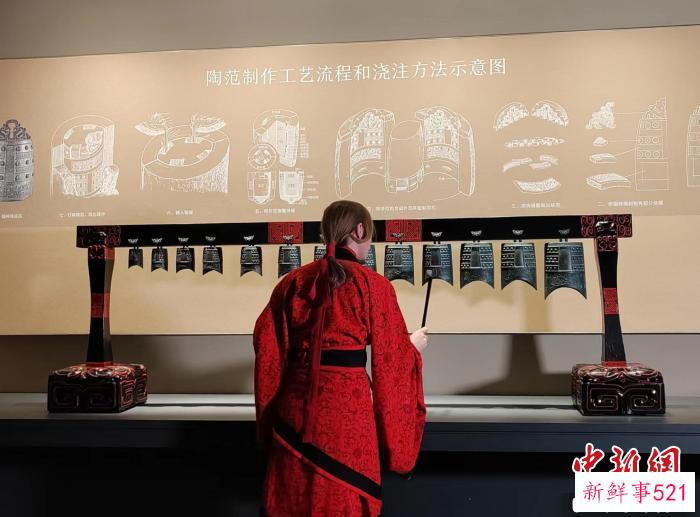 伊莉娜正在敲打编钟仿制品。　高雨晴 摄