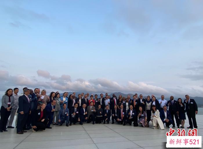 参访团团员在东人工岛展厅平台合影。　魏华都 摄