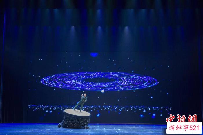 当天，在济南展演的有《曙光》《雨中狂想·球技》等杂技，《飞花令·伞》《仙豆》等魔术。　山东省文化和旅游厅供图