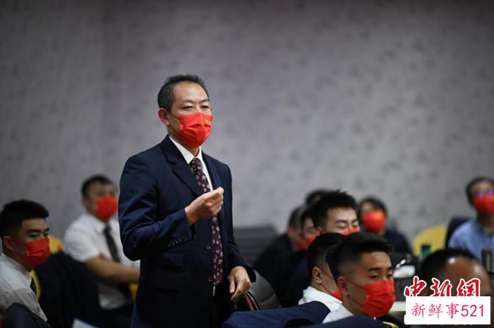 今年是蒋伟志愿服务的第十个年头。　韩莉 摄