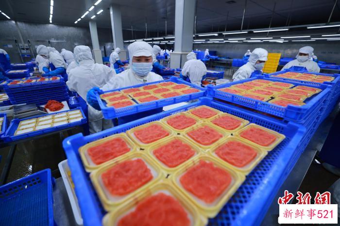 中国水产流通与加工协会授予威海市“中国海洋预制菜之都”区域特色品牌称号。　李信君 摄