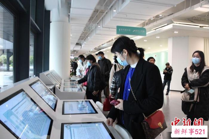 市民群众在实践中心进行体验。　杭州政协 供图