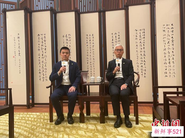 娄玮与香港故宫文化博物馆馆长吴志华接受媒体采访。　钱晓芸 摄