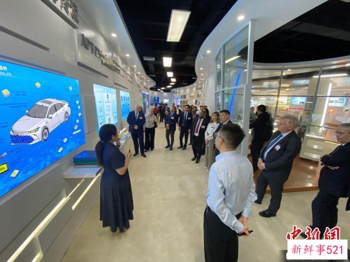 参访团听取晶科电子公司人员的介绍。　魏华都 摄