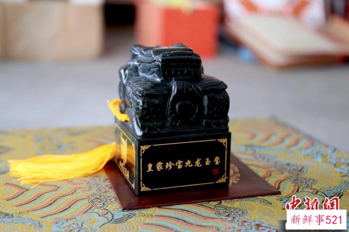 图为所谓的“皇家珍宝九龙玉玺”。　上海市公安局供图