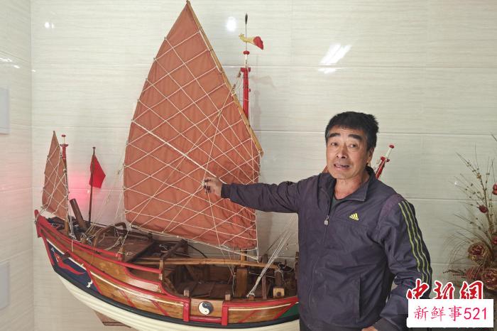 蔡国栋之子蔡立新讲解福船制作细节。　吴冠标 摄