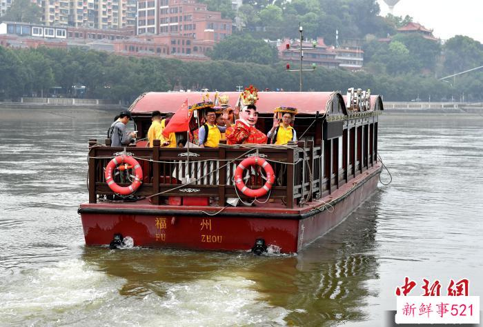 两岸青年从福州市台江区三通桥头出发，乘坐闽江福船，赐福两岸。　吕明 摄