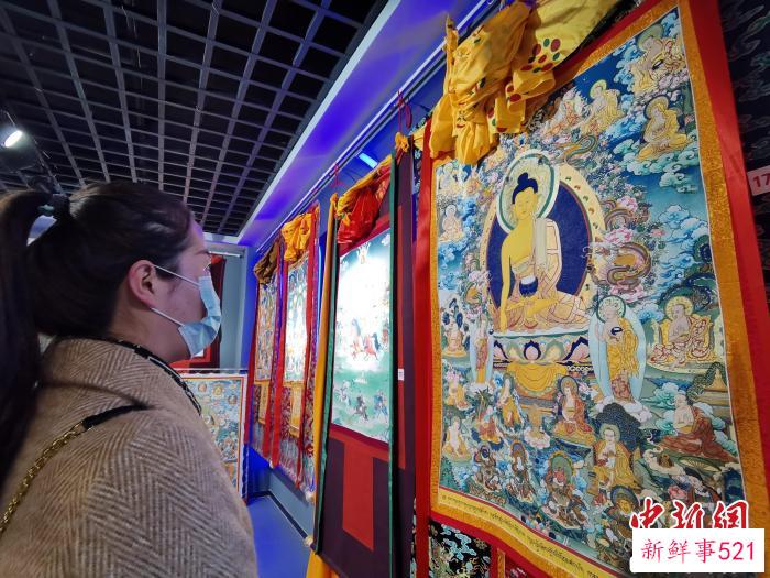 图为民众参观精品唐卡展。　张添福 摄