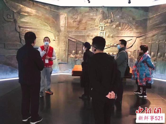 蒋伟正在山西博物院做讲解。　韩莉 摄