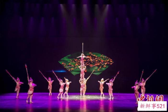 第十一届全国杂技展演3月21日晚继续在山东济南举办，顶尖杂技演员、魔术师齐聚济南。　山东省文化和旅游厅供图