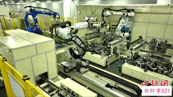 图为位于山东枣庄的山东吉利欣旺达动力电池有限公司5.2Ah模组生产线。　刘雅丽 摄