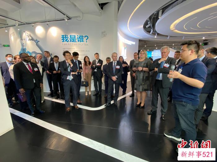 参访团听取科大讯飞公司人员的介绍。　魏华都 摄