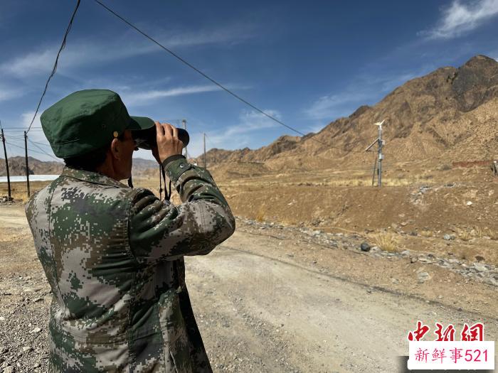 图为文物保护员费生平正在巡查。　李隽 摄