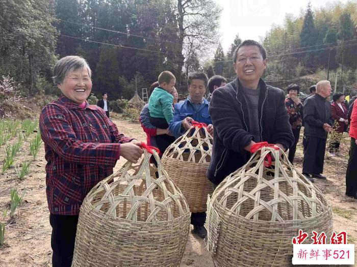 活动现场，山区民众收到鸡苗。　孔黎明 摄