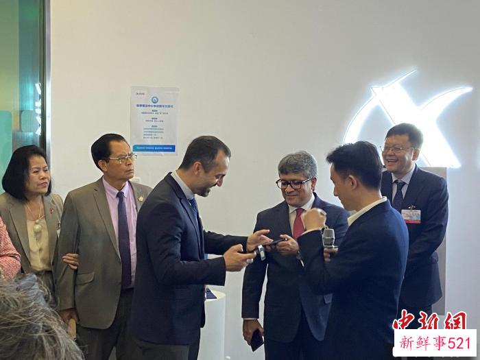 参访团团员试用智能语音产品。　魏华都 摄