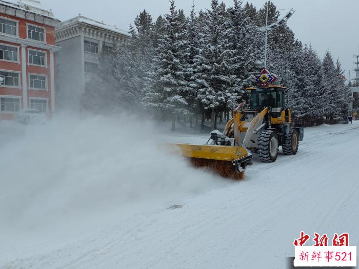 环卫人员驾驶清雪车辆上街清雪。　冯宏伟 摄