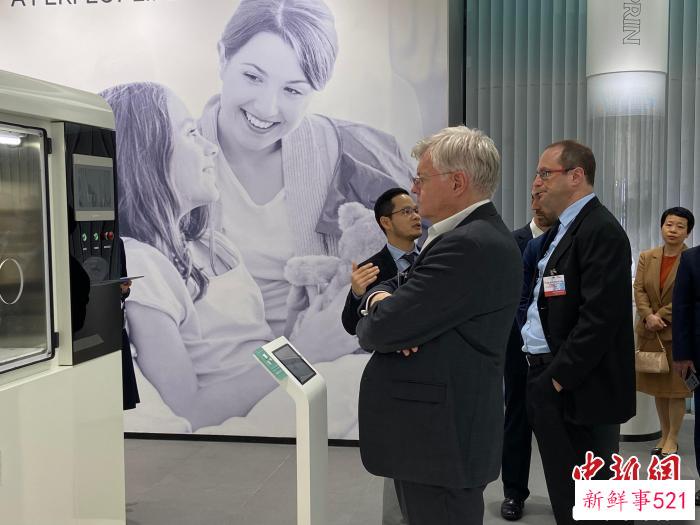 团员观看企业制造设备运作。　魏华都 摄