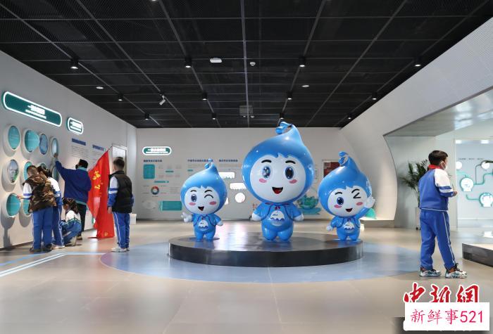 银川市贺兰县第三小学学生在基地内参观学习。　于晶 摄