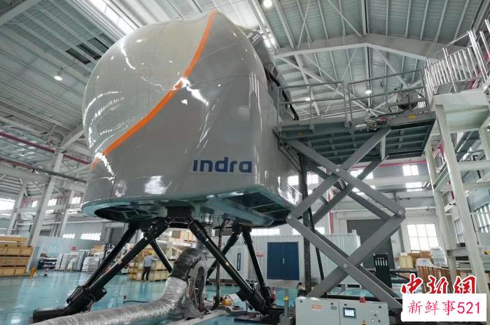 飞行模拟机运动系统外型。　潘旭临 摄