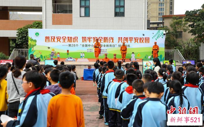 消防员给学生讲解消防知识。　李袁辉 摄