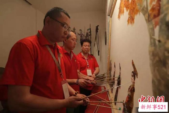 蒋伟还是博物院皮影小剧场的演员。　韩莉 摄