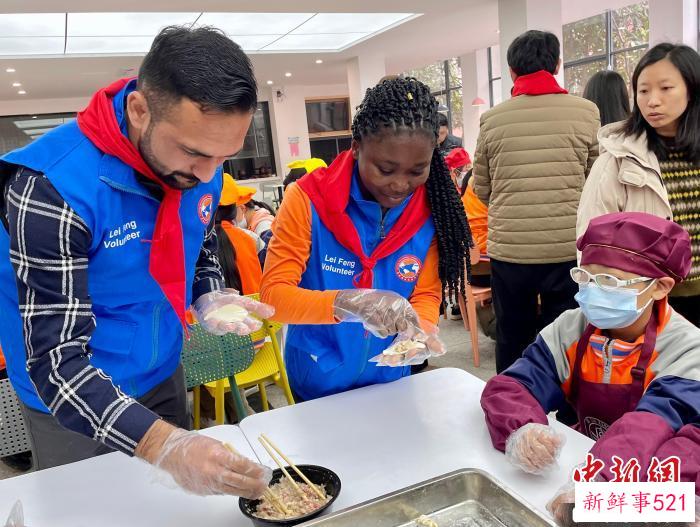 留学生们在学习包饺子。　卢梦梦 摄