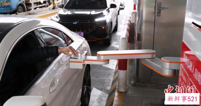 智能发卡系统通过三维精确控制机械臂将CPC卡送到驾驶员面前。　城投公路供图