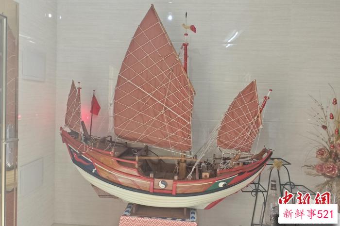 蔡国栋、蔡立新制造的祥芝白底船模型。　吴冠标 摄