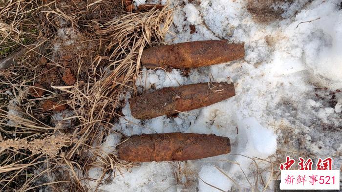 工人施工挖出3枚侵华日军遗留炮弹。　黑河边境管理支队供图