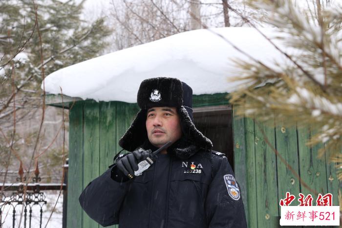 姜继鑫在野外工作中。　漠河出入境边防检查站供图