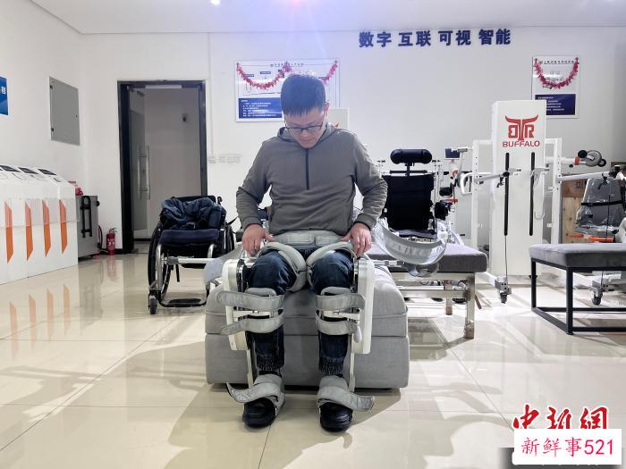 志愿者林寒正在穿戴外骨骼机器人。　王利文 摄