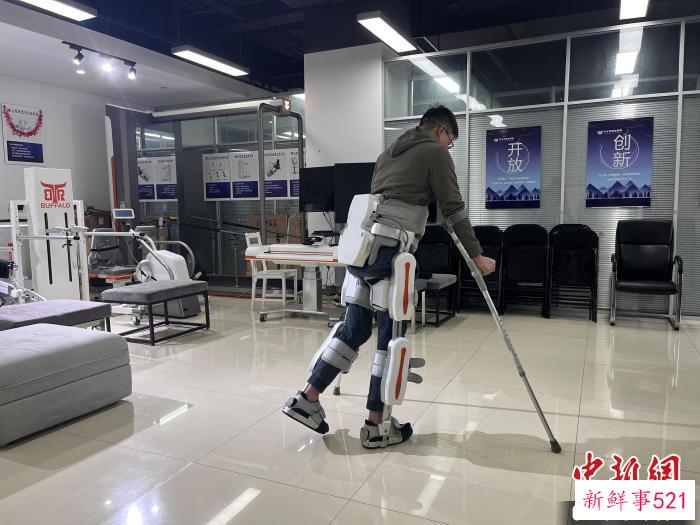 外骨骼机器人穿戴实验志愿者：期待未来像“钢铁侠”一样行走