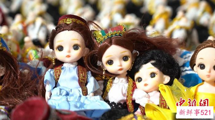 排丽旦·吐地制作的“古丽娃娃”。　左丹丹 摄