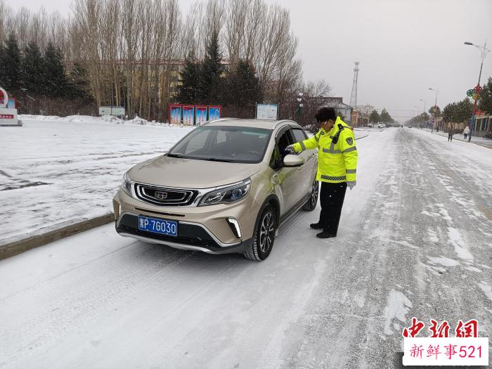 交警在街上疏导车辆。　冯宏伟 摄