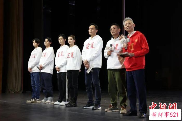 导演及主创团队分享拍摄中的故事和感受。　复旦大学供图