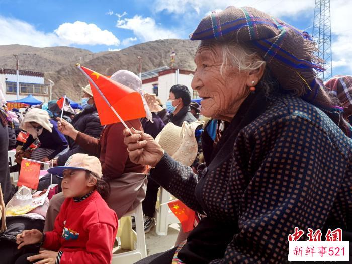 图为老人观看节目。　拉萨市委宣传部供图