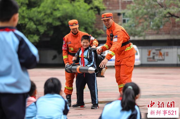 学生正在体验灭火装备。　王治康 摄