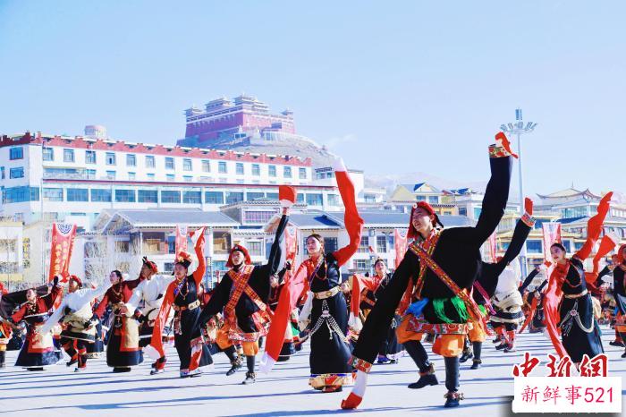 图为玉树市群众在广场跳起锅庄。　马铭言 摄