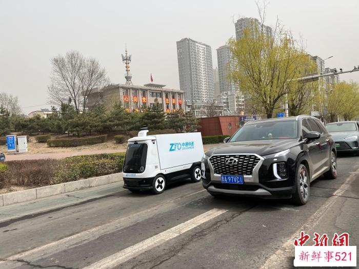 无人驾驶快递车承担短驳中转工作，用于网点及驿站之间快件的运输。　王晋晶 摄