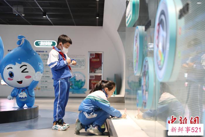 银川市贺兰县第三小学学生在基地内参观学习。　于晶 摄