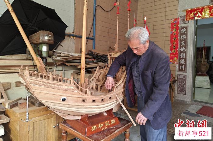 蔡国栋展示制作中的郑和宝船模型。　吴冠标 摄