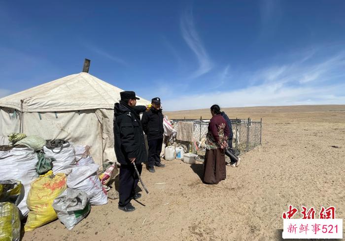 图为搜救人员向当地牧民询问了解情况。　青海省格尔木市公安局供图
