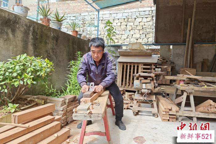 蔡立新正在准备船模材料。　吴冠标 摄