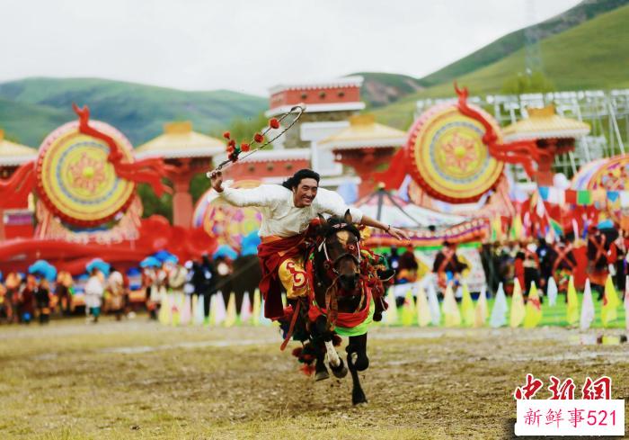 图为玉树市群众赛马现场。　马铭言 摄