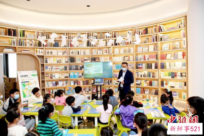 图为小学生们参与“10＋1气象课堂”(资料图) 河南省气象局供图