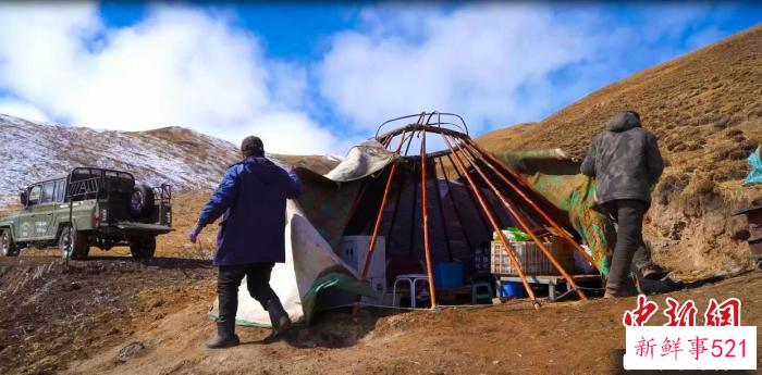 牧民山巴依尔一家依然沿用了过去传统的转场方式，骑马赶着羊群顺着牧道一路下山，赶到春季牧场。　巴特尔达拉 摄