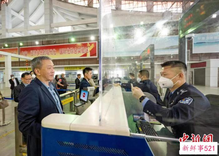 平潭边检站民警对台商办理出入境边防检查手续进行演练。　庄敏全 摄